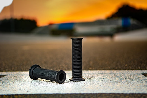 V pretekárske rukoväte s úplným diamantom CK3990571B