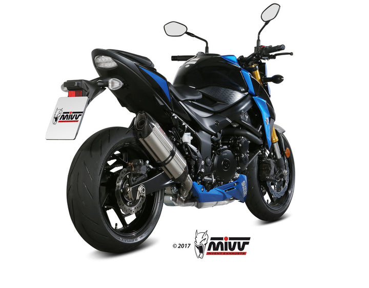 Bakre vy av Suzuki GSX-S750 med MIVV Suono rostfri ljuddämpare och kolfiberändlock S.048.L7 installerad.