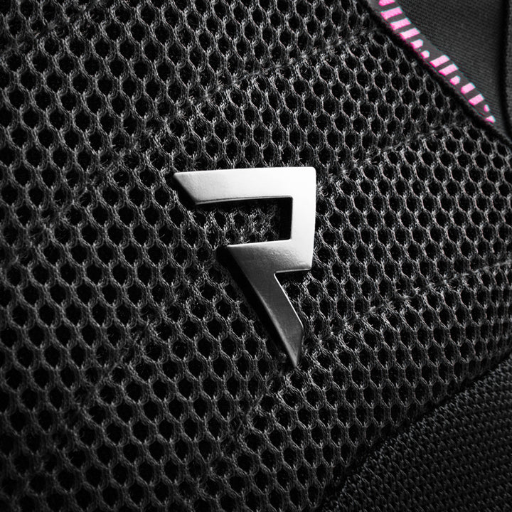 Logotypdetalj på Rebelhorn Dam Textil Mc-Jacka Jax med meshpanel. Elegant och funktionell design för motorcyklister.