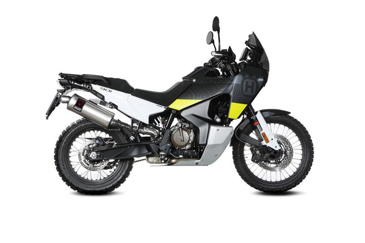 Sidovy av motorcykel med MIVV Dakar Slip-On Muffler HU.002.LEKX installerad, idealisk för fordonstillbehör inom offroad och touringsegmentet.