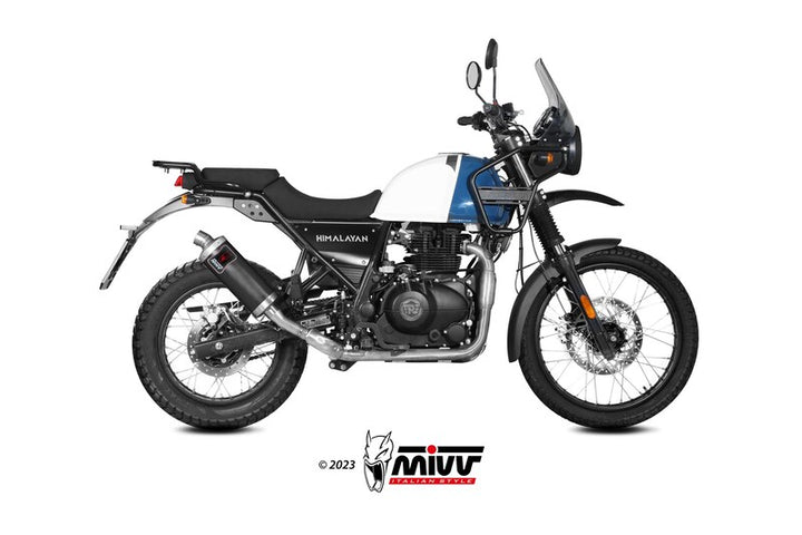 MIVV Dakar Silencer RE.003.LDKB installerad på Royal Enfield Himalayan, sidovy som visar hela avgassystemet. Idealisk för fordonstillbehör.
