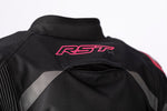 Närbild på RST-logotypen i rosa på ryggen av RST Dam Textil Mc-Jacka S-1, med ventilationsdetaljer för komfort.