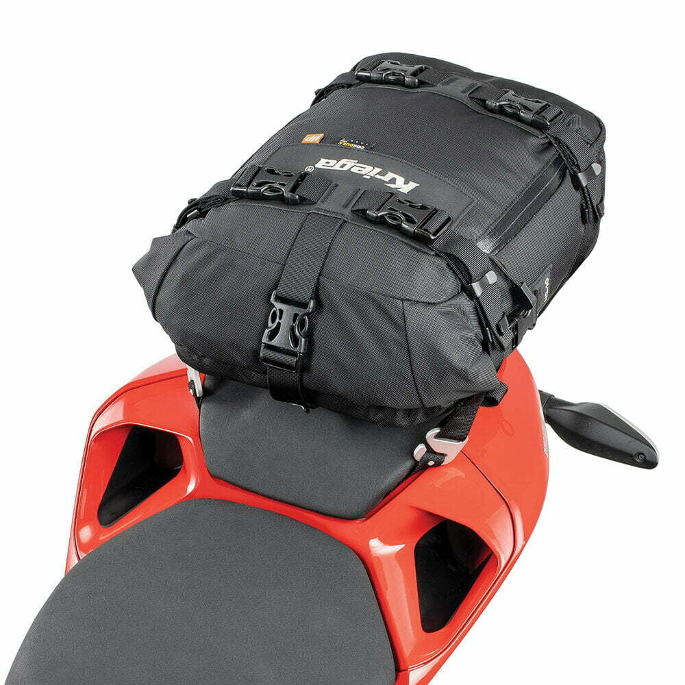 Kriega Drypack US 10 Svart fäst på motorcykelns bakre del. Modulär och vattentät design gör den perfekt för längre resor och äventyr.