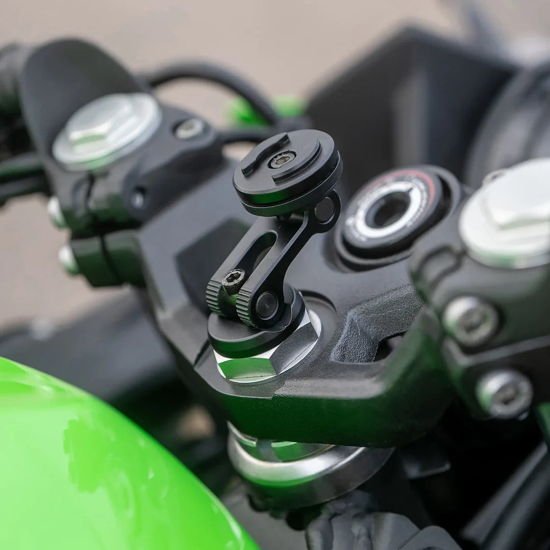 SP Connect Moto Stem Mount Pro monterad på en motorcykel, erbjuder stabilitet och enkel justering för mobiltelefoner under körning.