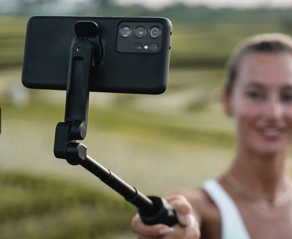 QuadLock Tripod-Selfie Stick i selfie-läge med förlängd arm. Perfekt för att ta bilder och videor under resor.