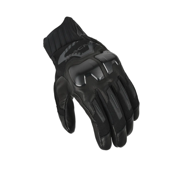 Macna Mc-Handskar Octavus Svart med robust skydd på knogarna och ventilerande material för optimal säkerhet och komfort vid motorcykelkörning.