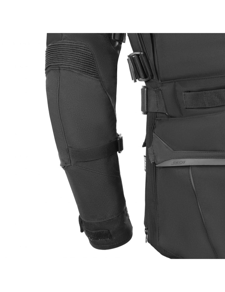 Ärmdetalj på Seca Textil Mc-Jacka Arrakis III med förstärkt material och justerbara remmar för optimal komfort.