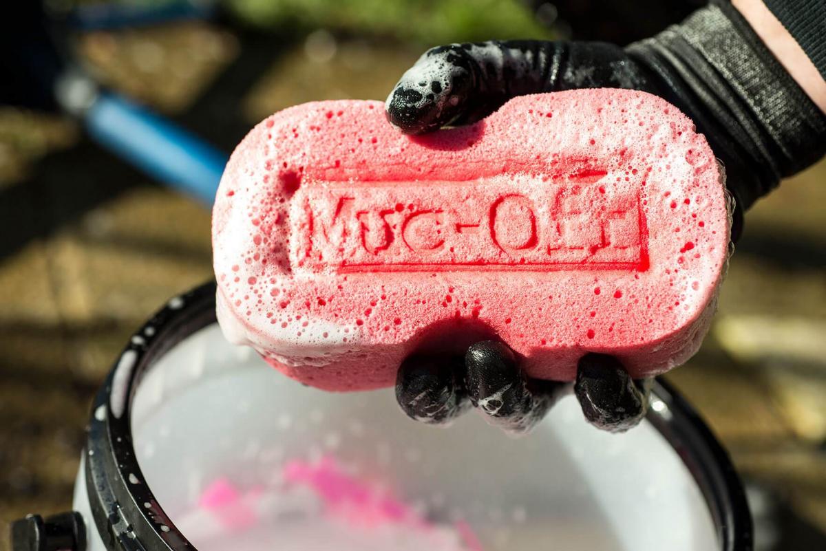 Muc-Off Expanding Microcell Sponge Pink i användning, skummande med rengöringsmedel för cykelunderhåll.