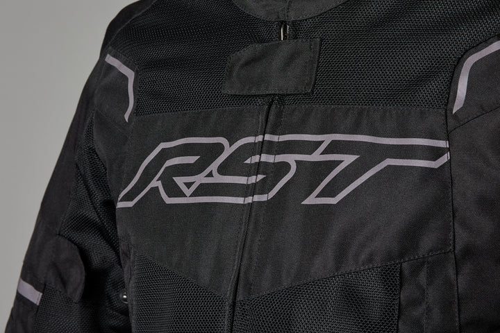 Närbild på RST Textil Mc-Jacka Pilot Evo Air Svart med RST-logotyp och ventilerande meshpaneler på bröstet.